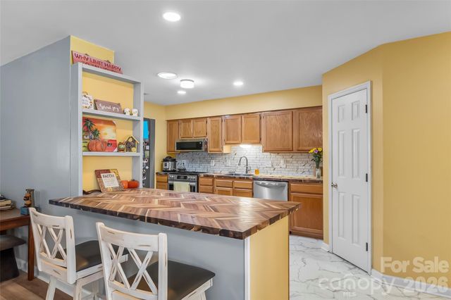 141 Derbyshire Drive, Hendersonville, NC 28792