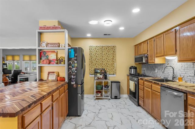 141 Derbyshire Drive, Hendersonville, NC 28792