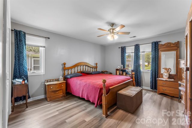 141 Derbyshire Drive, Hendersonville, NC 28792