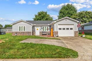 141 Derbyshire Drive, Hendersonville, NC 28792