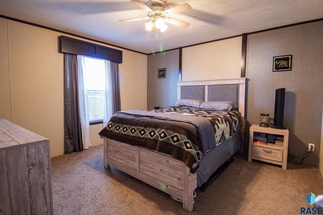 5652 W Meridian Pl Place, Sioux Falls, SD 57108