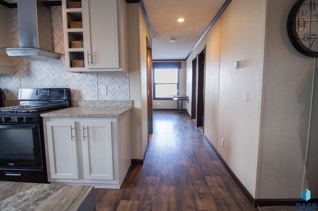 5652 W Meridian Pl Place, Sioux Falls, SD 57108