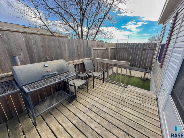 5652 W Meridian Pl Place, Sioux Falls, SD 57108