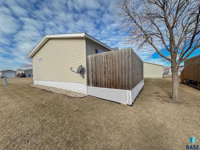 5652 W Meridian Pl Place, Sioux Falls, SD 57108