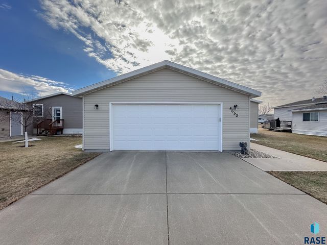 5652 W Meridian Pl Place, Sioux Falls, SD 57108