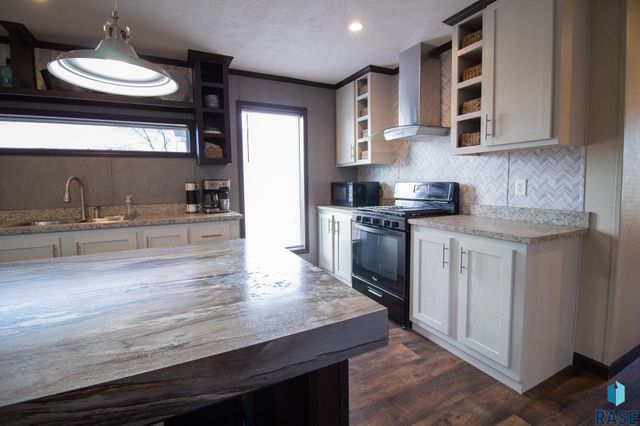 5652 W Meridian Pl Place, Sioux Falls, SD 57108