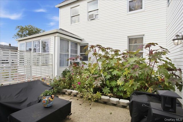63 E Neck Court, West Babylon, NY 11704