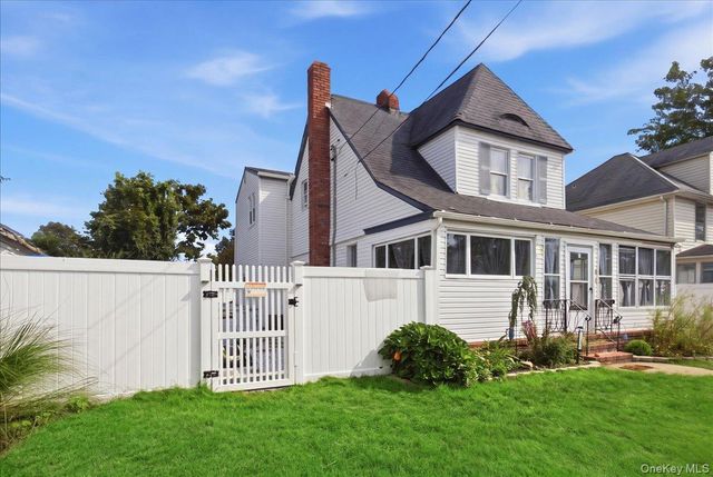 63 E Neck Court, West Babylon, NY 11704