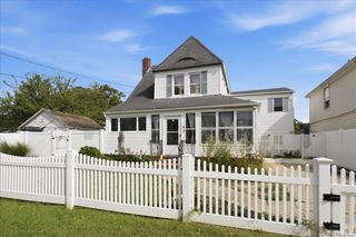 63 E Neck Court, West Babylon, NY 11704