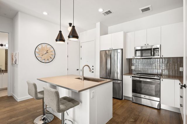 800 Embassy DR 302, Austin, TX 78702