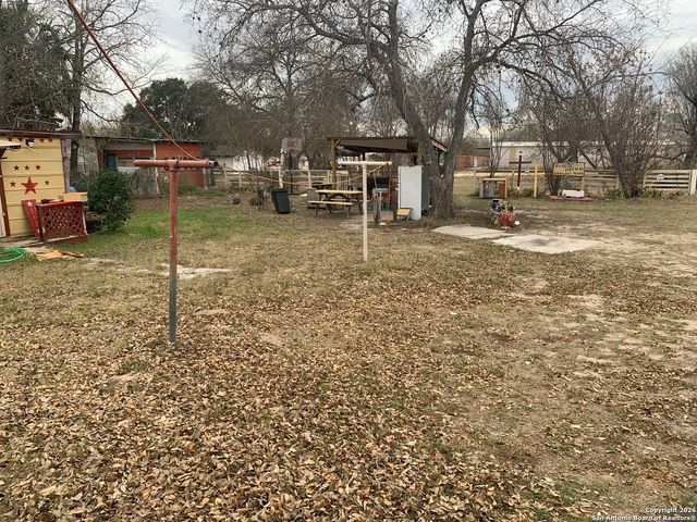 504 6 th street, Natalia, TX 78059