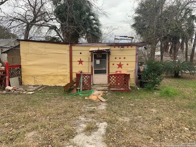 504 6 th street, Natalia, TX 78059