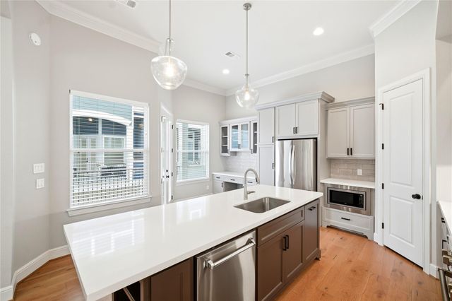 1204 W 16th Street B, Houston, TX 77008