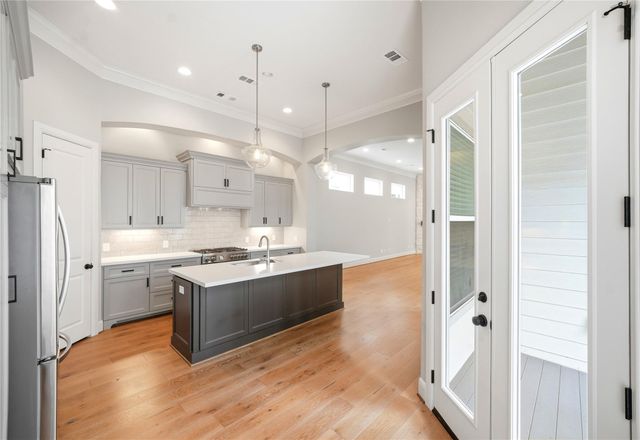 1204 W 16th Street B, Houston, TX 77008