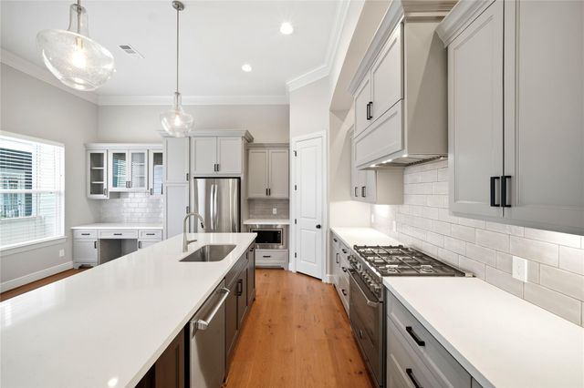 1204 W 16th Street B, Houston, TX 77008