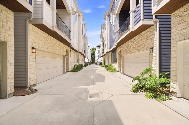 1204 W 16th Street B, Houston, TX 77008