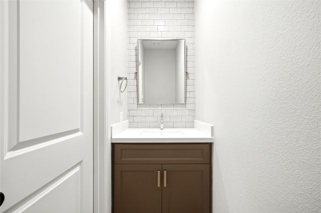 1204 W 16th Street B, Houston, TX 77008