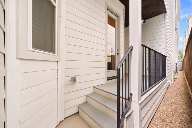 1204 W 16th Street B, Houston, TX 77008
