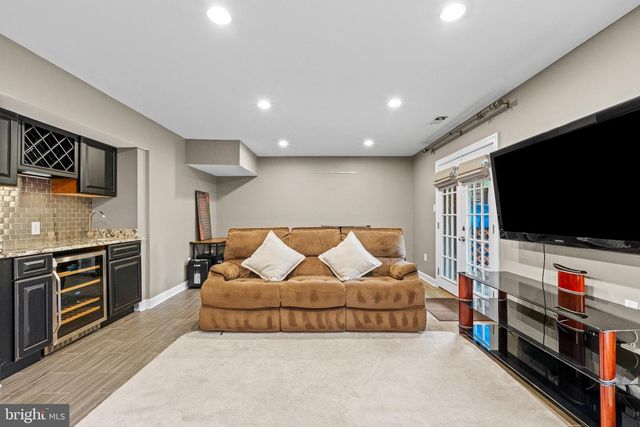 8265 CEDAR LANDING CT, Alexandria, VA 22306