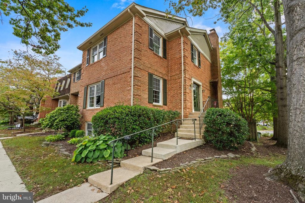 8265 CEDAR LANDING CT, Alexandria, VA 22306
