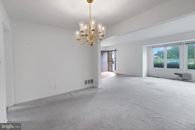 17 DENNISON DR, East Windsor, NJ 08520