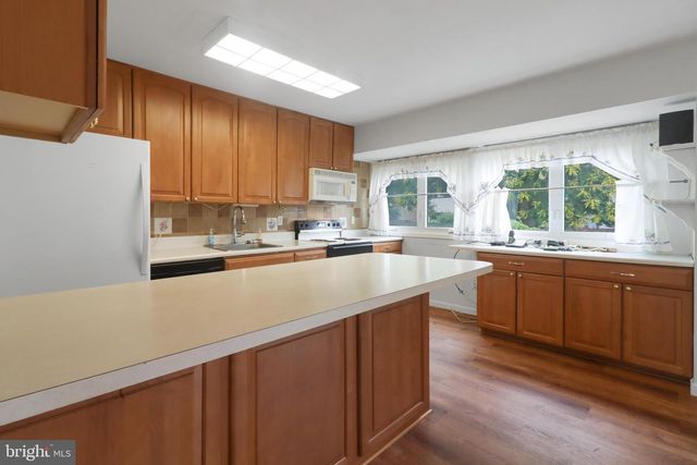 17 DENNISON DR, East Windsor, NJ 08520