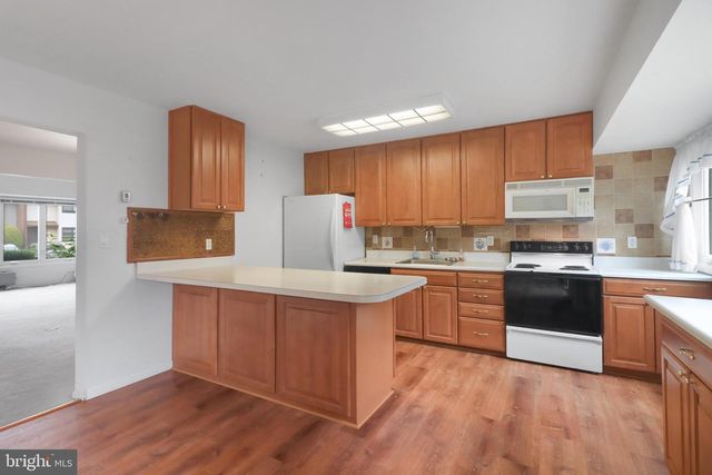 17 DENNISON DR, East Windsor, NJ 08520