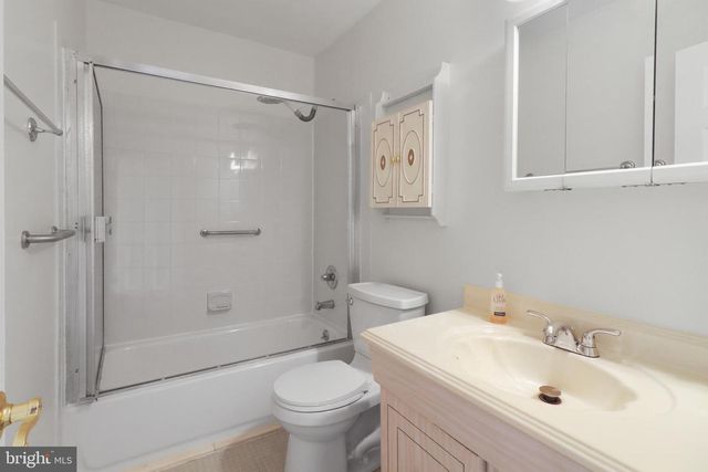 17 DENNISON DR, East Windsor, NJ 08520