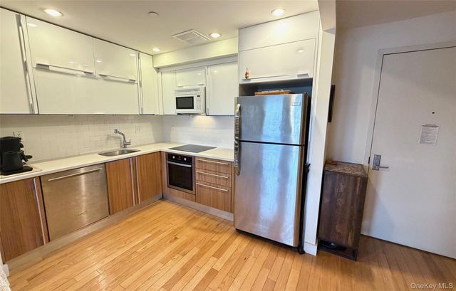 31-35 31ST Street 516, Astoria, NY 11106