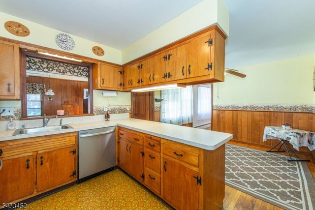 8 Shirley Ter, Kinnelon Boro, NJ 07405