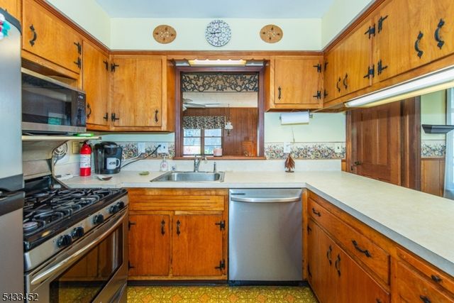 8 Shirley Ter, Kinnelon Boro, NJ 07405