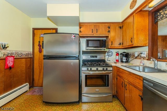 8 Shirley Ter, Kinnelon Boro, NJ 07405