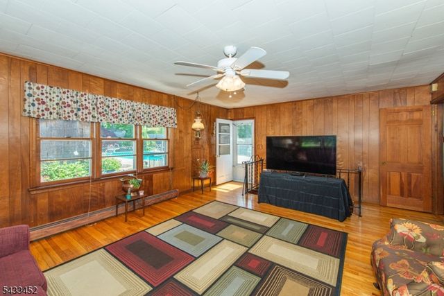 8 Shirley Ter, Kinnelon Boro, NJ 07405