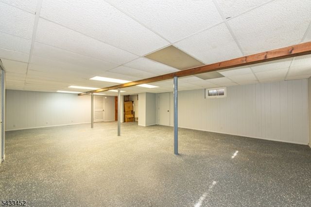 8 Shirley Ter, Kinnelon Boro, NJ 07405