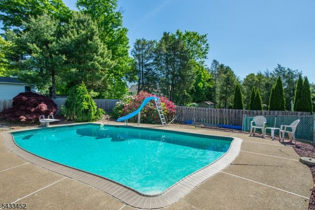 8 Shirley Ter, Kinnelon Boro, NJ 07405