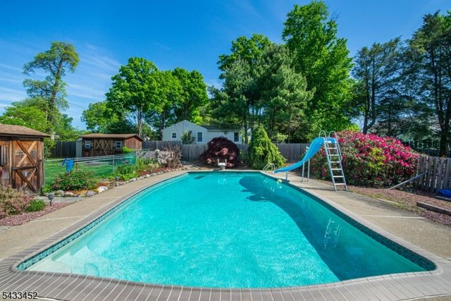 8 Shirley Ter, Kinnelon Boro, NJ 07405