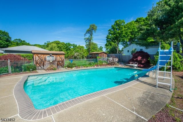 8 Shirley Ter, Kinnelon Boro, NJ 07405