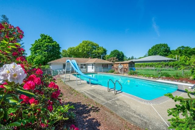 8 Shirley Ter, Kinnelon Boro, NJ 07405