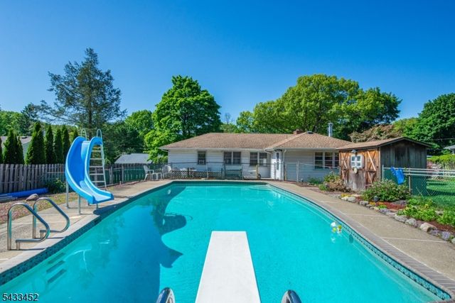 8 Shirley Ter, Kinnelon Boro, NJ 07405