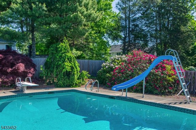 8 Shirley Ter, Kinnelon Boro, NJ 07405