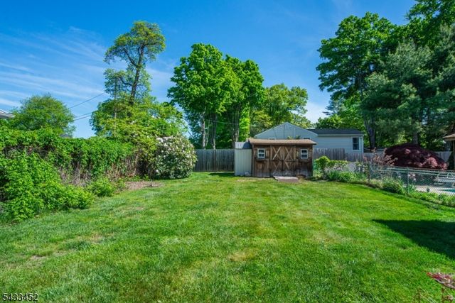 8 Shirley Ter, Kinnelon Boro, NJ 07405