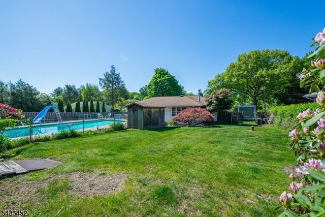 8 Shirley Ter, Kinnelon Boro, NJ 07405
