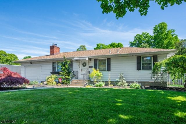 8 Shirley Ter, Kinnelon Boro, NJ 07405