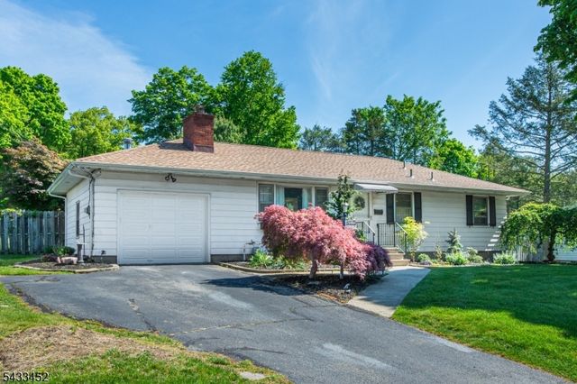 8 Shirley Ter, Kinnelon Boro, NJ 07405