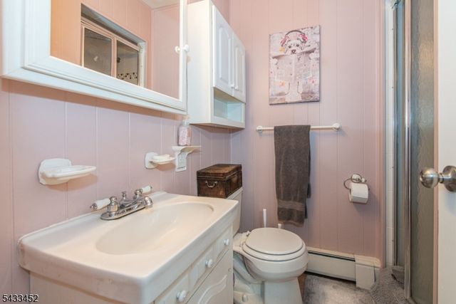 8 Shirley Ter, Kinnelon Boro, NJ 07405