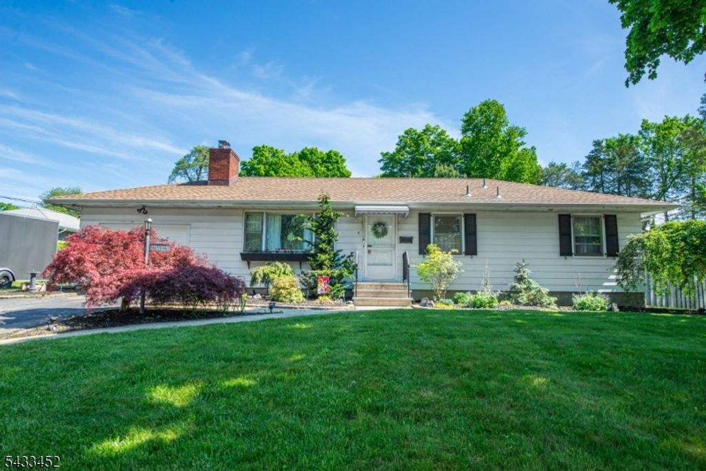 8 Shirley Ter, Kinnelon Boro, NJ 07405
