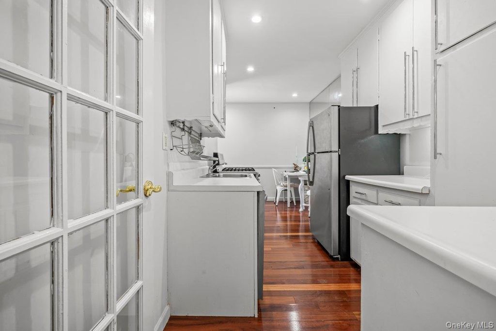 517 Riverdale Avenue 4D, Yonkers, NY 10705 — photo 3