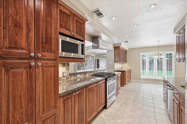 2009 Tanglewood Drive, Grapevine, TX 76051