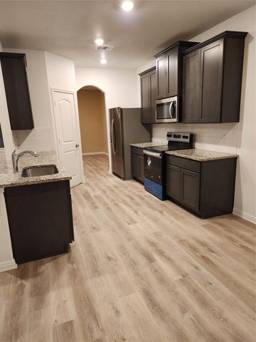 7525 Pleasant Oaks Street, Fort Worth, TX 76120