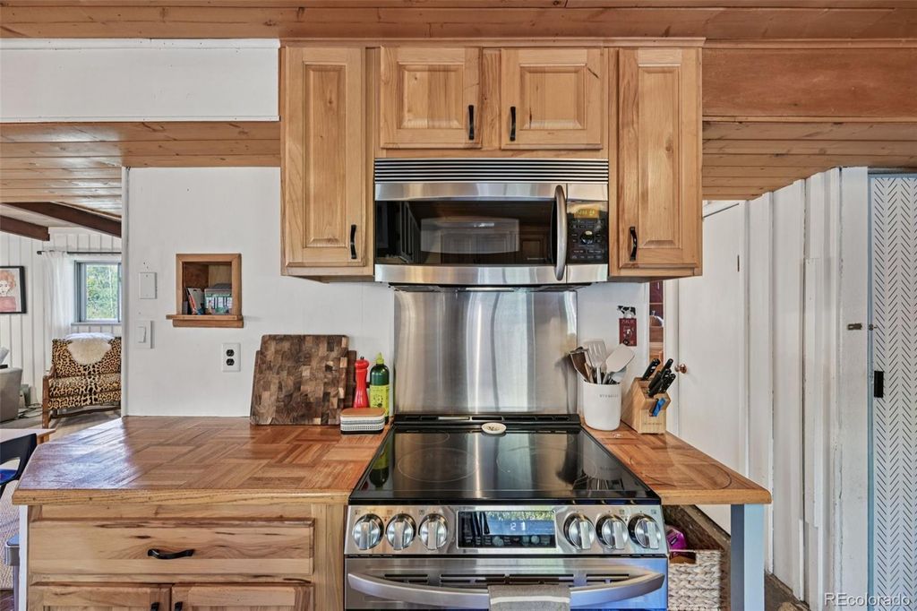 Image 9 of property listing at 6310 Simmons Drive, Boulder, CO 80303
